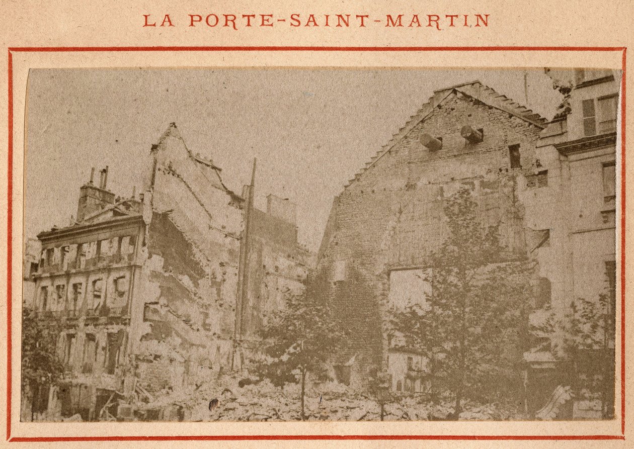 Commune de Paris (1871): pohled na Porte Saint Martin v Paříži zničené v květnu 1871. Fotografie Pierra Pepetita. Tisk na karton, Rozm. Rozměr 9 x 5,4 cm od Unbekannt