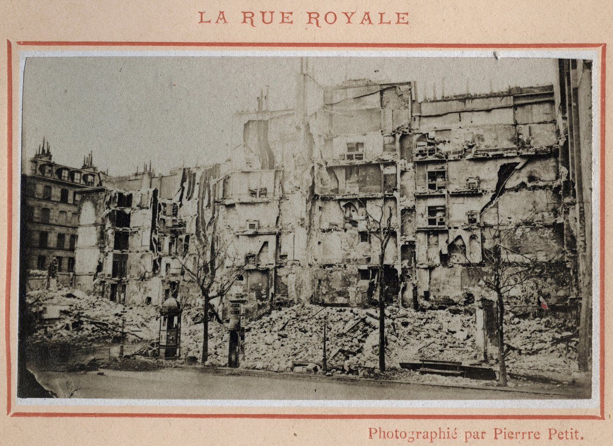 Commune de Paris (1871): pohled na ruiny na Rue Royale v Paříži v květnu 1871. Fotografie Pierra Pepetita. Tisk na karton, Rozm. Rozměr 9 x 5,4 cm od Unbekannt