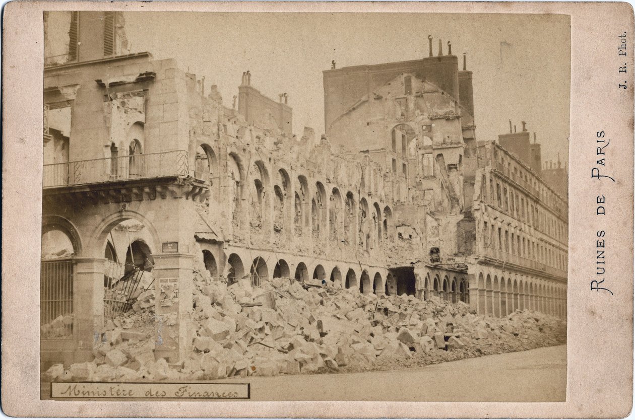 Commune de Paris: pohled na ruiny ministerstva financí v Paříži v květnu 1871. Fotografie J.R. Dim. 16,3 x 10,8 cm od Unbekannt
