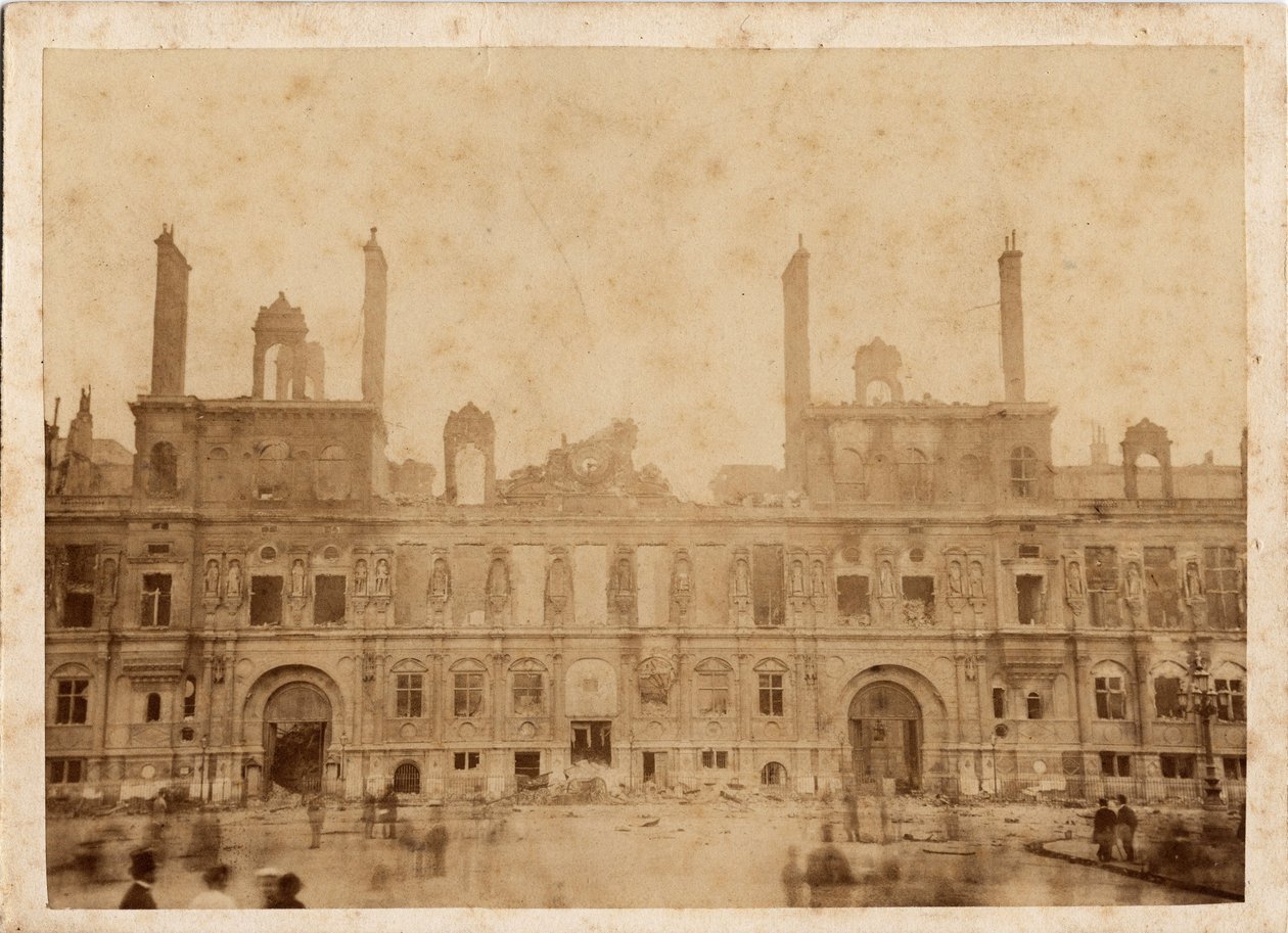 Pařížská komuna (1871): pohled na požár radnice v květnu 1871. Anonymní fotografie, tisk na karton Rozm. 15x10 cm od Unbekannt