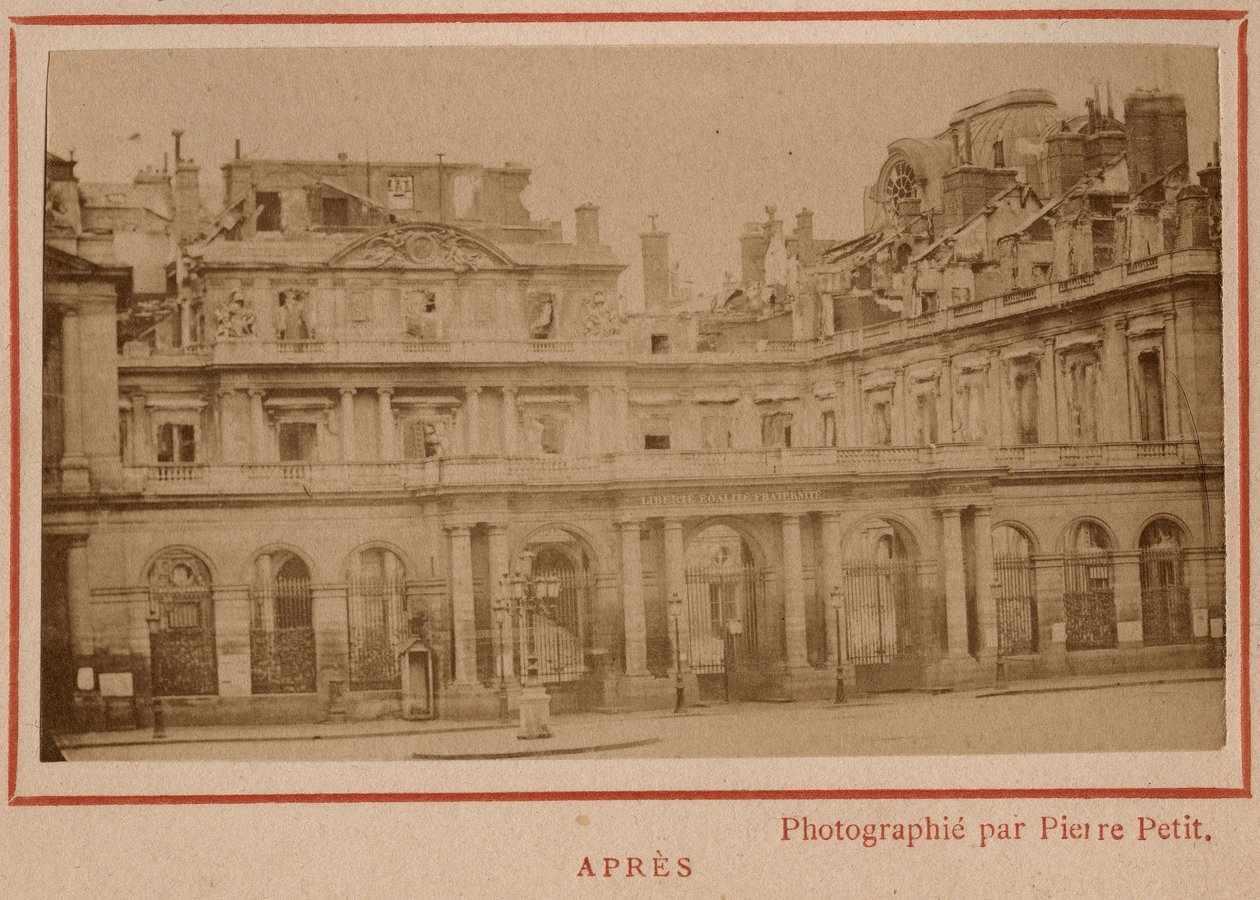 Pařížská komuna (1871): pohled na Palais-Royal (Palais Royal) v Paříži po požáru v květnu 1871. Fotografie Pierra Pepetita. Tisk na karton, Rozm. Rozměr 9 x 5,4 cm od Unbekannt