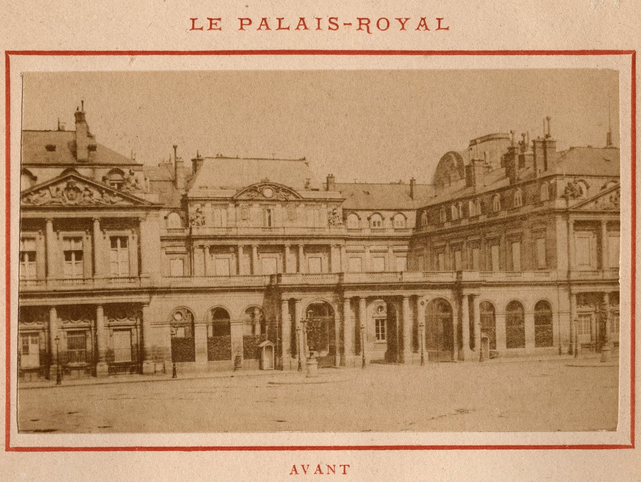 Pařížská komuna (1871): pohled na Palais-Royal (Palais Royal) v Paříži před požárem v květnu 1871. Fotografie Pierra Pepetita. Tisk na karton, Rozm. Rozměr 9 x 5,4 cm od Unbekannt