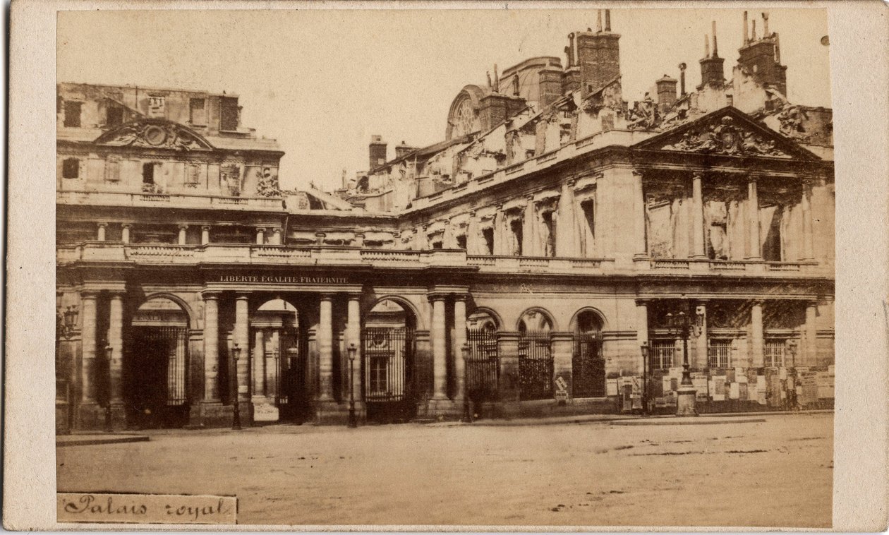 Pařížská komuna (1871): pohled na Palais-Royal po požáru v květnu 1871. Anonymní fotografie. Tisk na karton Rozm. Rozměr 10 x 6,9 cm od Unbekannt