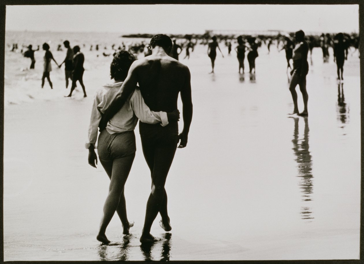 Couple Walking in the Water na Coney Island, New York City, Untitled 46, c.1953-64 (č/b fotografie) od Unbekannter Künstler