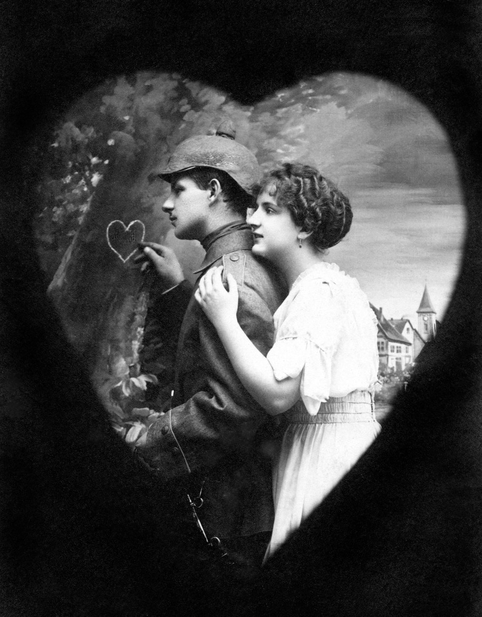 Zamilovaný pár: muž svírá srdce na kmeni dubu, než opustí svou milou a odejde do války (první světová válka 1914-1918). Fotografie kolem roku 1915. od Unbekannter Künstler