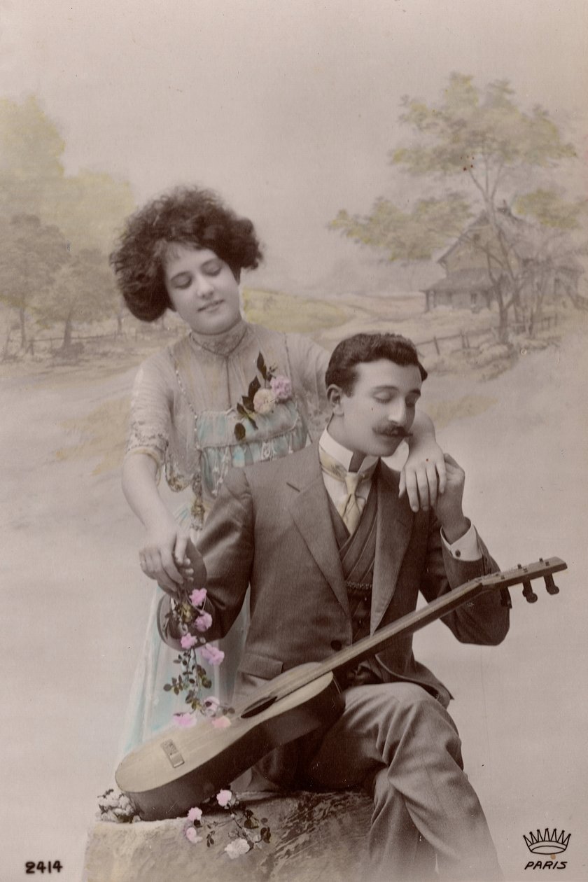 Pár s květinami a španělskou kytarou, Francie, cca 1910 (pohlednice) od Unbekannter Künstler
