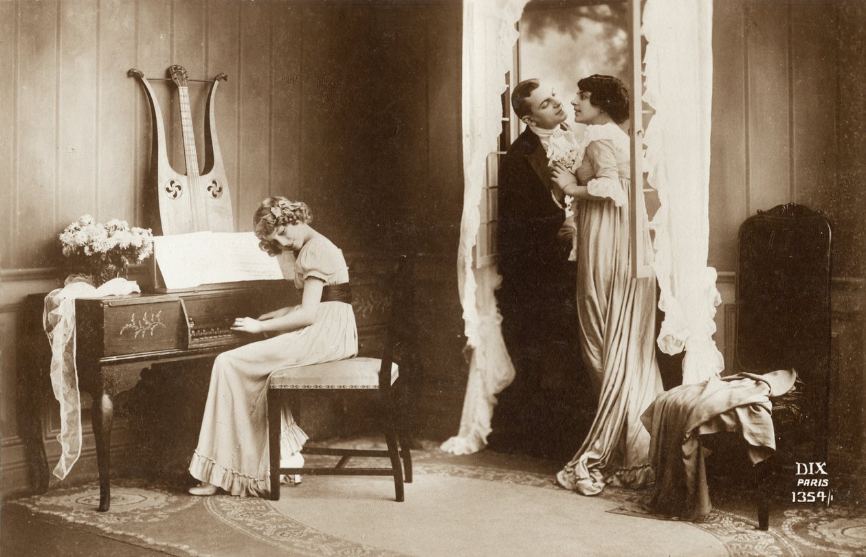Dvořící se pár a mladá dívka hrající na Pianoforte, Paříž, cca 1920 (pohlednice) od Unbekannter Künstler