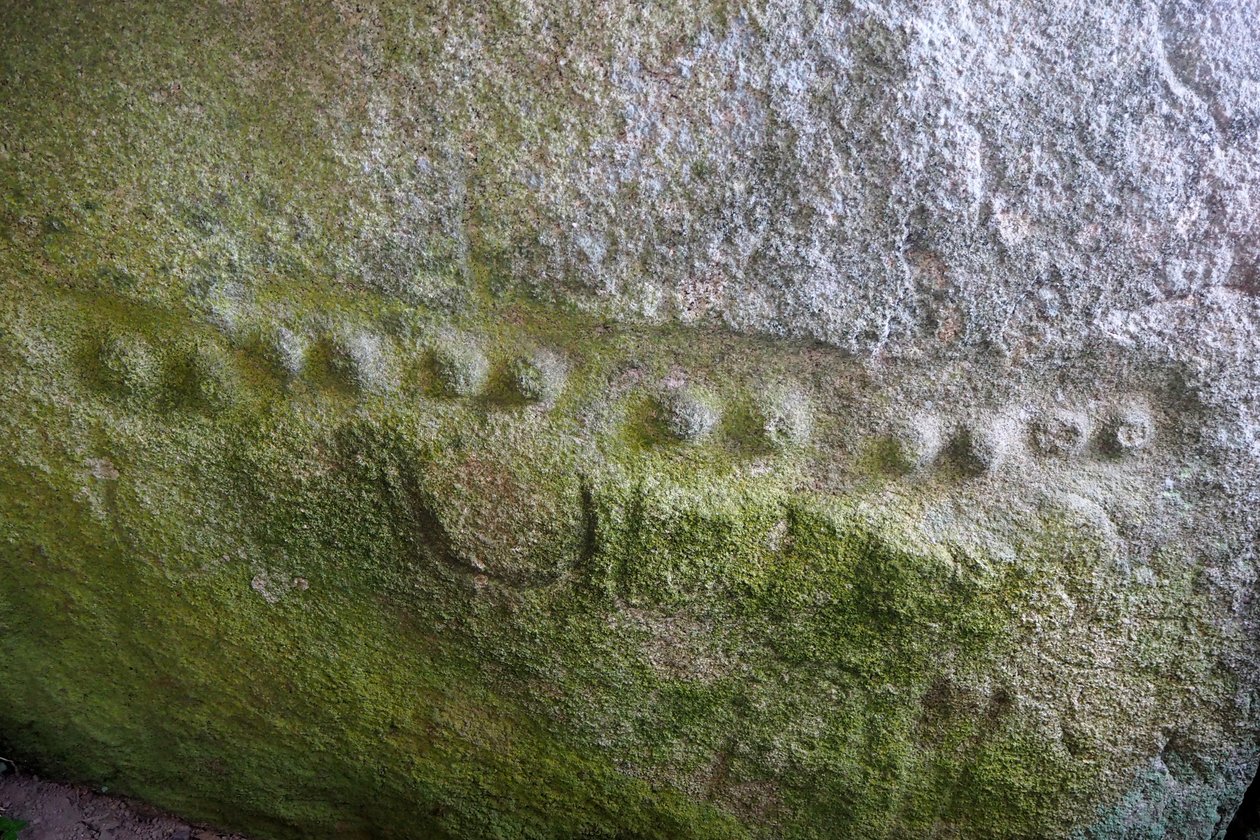 Covered Alle of Kerguntuil, Interior of the Dolmen, detail gravírování v tečkách. Přibližně -2000 př.nl, Tregastel, Côtes-d