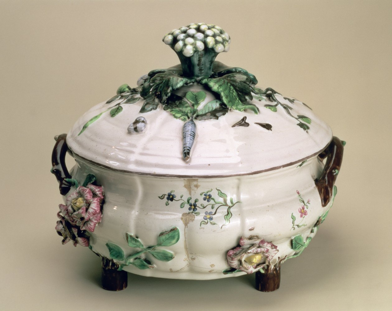 Krytá mísa, zdobená aplikovaným ornamentem z květin a zeleniny, od Johana Ludwiga Eberharda Ehrenreicha (1722-1803), Marieberg, konec 18. století (keramika) od Unbekannt