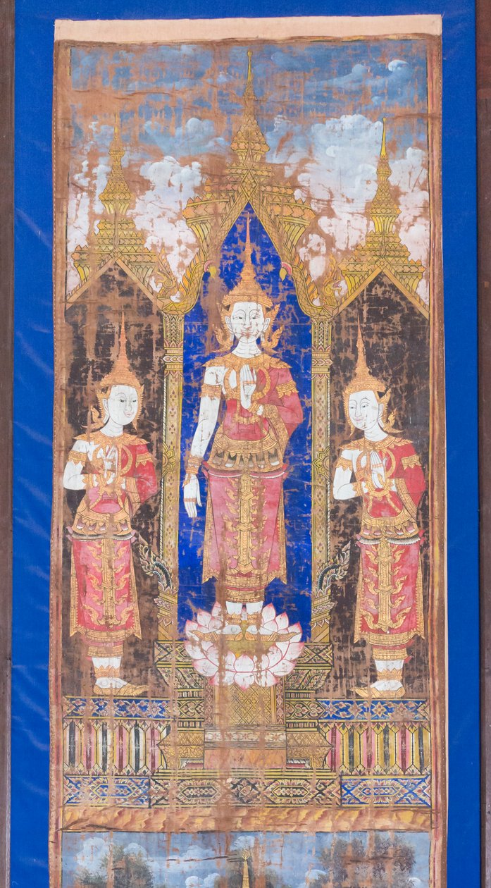 Korunovaný Buddha po stranách dva stojící učedníci od Unbekannter Künstler