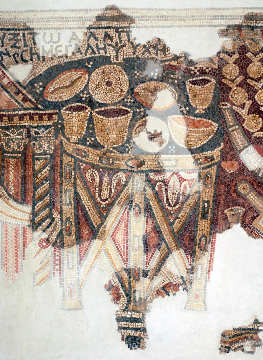 Detail z mozaikové podlahy zobrazující obětní stůl s poháry, mísami a bochníky chleba ze samaritánské synagogy v El-Khirbe, Západní břeh, 4. století našeho letopočtu (mozaika) od Unbekannt