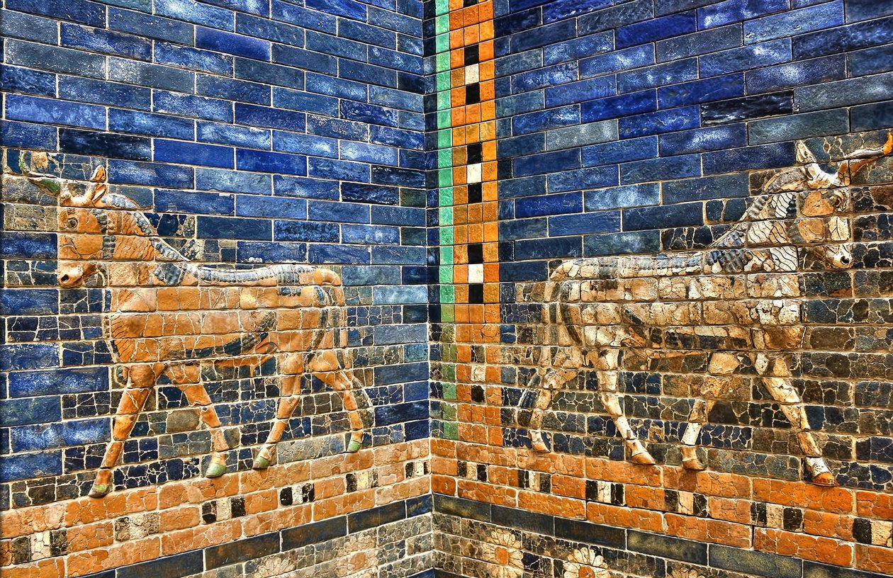 Detail z rekonstrukce Ištařiny brány z 30. let 20. století dokončené s použitím původních cihel z doby kolem 575 př. n. l., Pergamon Museum, Berlín, Německo (foto) od Unbekannter Künstler