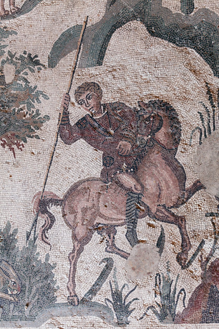 Detail mozaiky malého lovu. Lovec se chystá kopit zajíce. 3. - 4. století. Římská vila Casale, Sicílie. památka UNESCO. od William M. Timlin