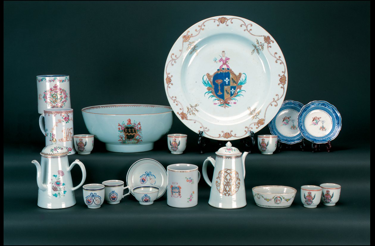 Večeře včetně páru famille rose armorial talířů od Unbekannt