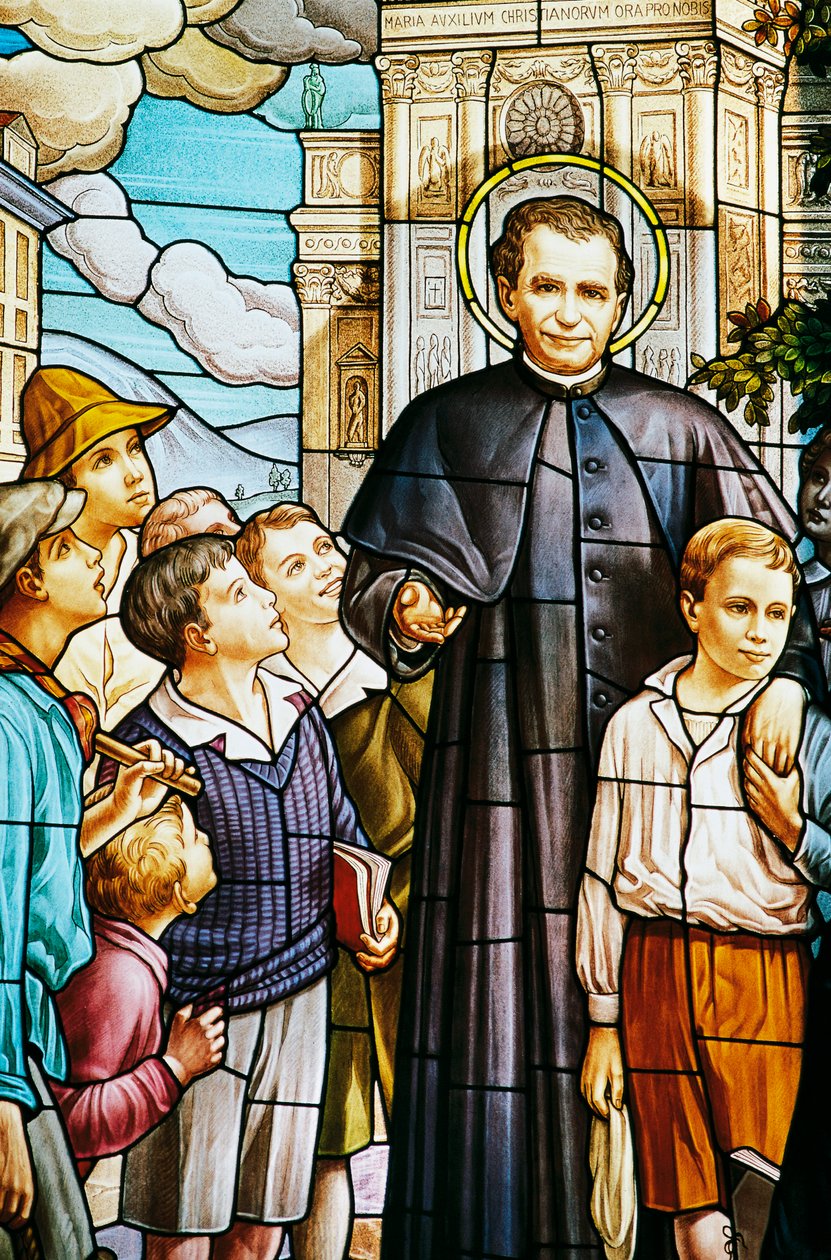 Don Bosco a děti, vitráže, svatyně Colle Don Bosco (20. století), Castelnuovo Don Bosco, Piemont, Itálie od Benjamin Baud