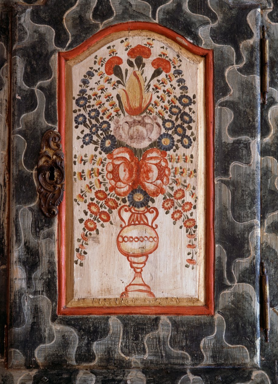 Dveře ručně vyráběné dřevěné skříně s ručně malovanou květinovou výzdobou, San Giovanni, Trentino-Alto Adige, Itálie, Detail od William M. Timlin