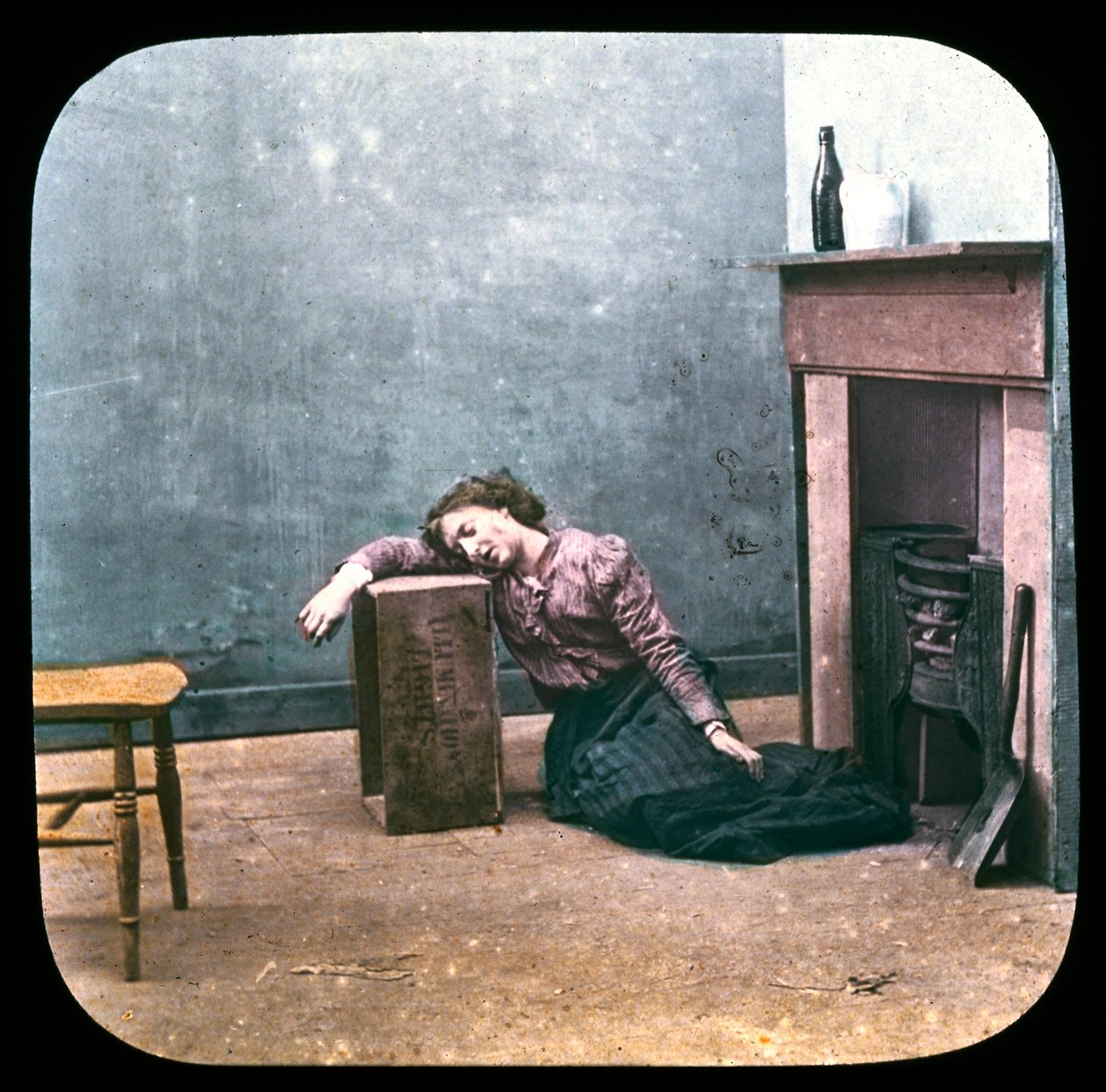 Opilá žena na podlaze před krbem, c 1895 od Unbekannt