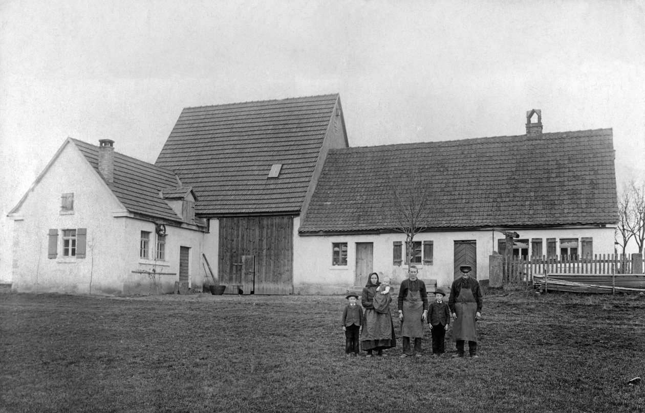 Rodina farmářů pózuje před farmou. od Unbekannt