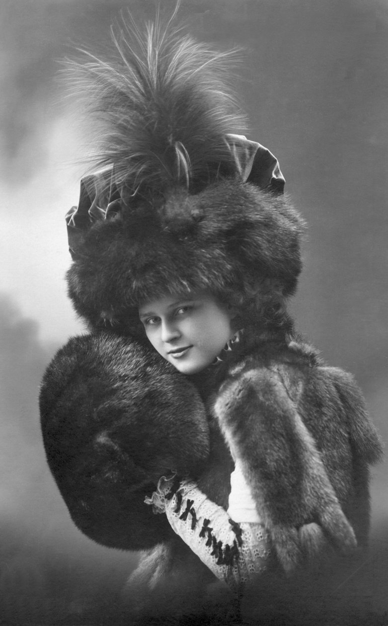 Móda: mladá žena v kožešině (kabát, klobouk s peřím a rukávy). Annees 1920-1930 Historická módní fotografie, modelka od Unbekannter Künstler