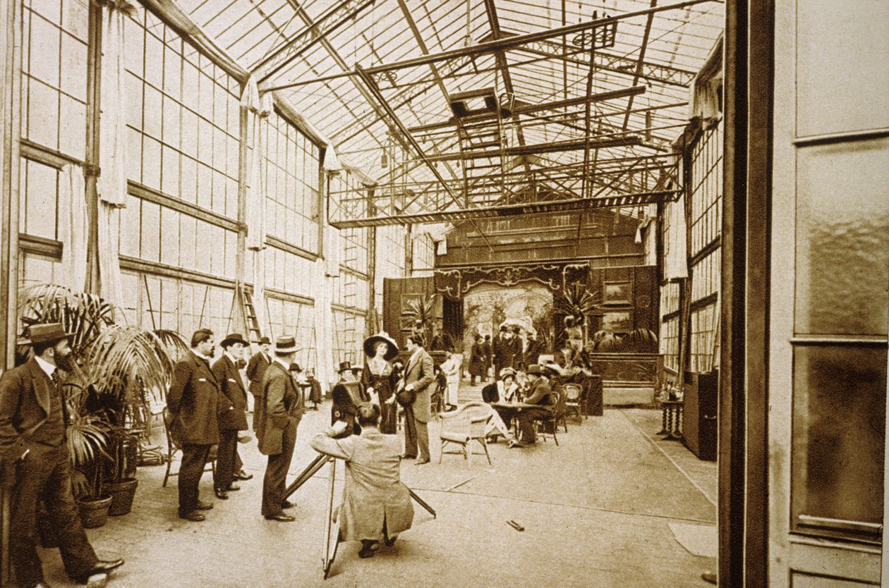 Natáčení ve studiu de Montreuil (poblíž Paříže, Meliesovo studio) kolem roku 1900 od Unbekannter Künstler