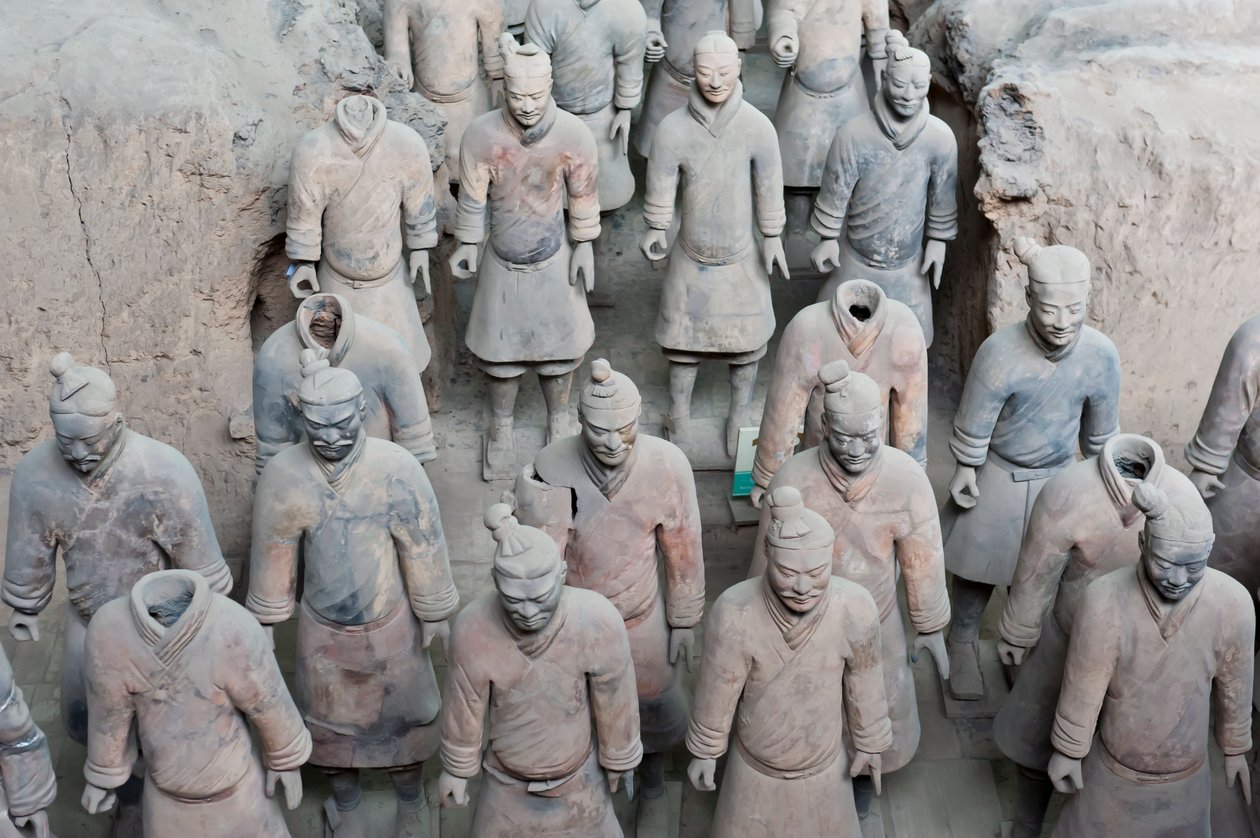 První jáma; postavy stojících válečníků; Mauzoleum císaře Qin Shi Huang; terakotová armáda; Xi