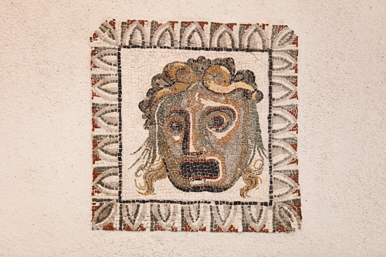 Podlahová mozaika z 1. století př. n. l. zobrazující Dionýsovu masku z římské vily poblíž via Ruffinella v Římě, národní muzeum Říma (museo nazionale romano), Řím, Itálie od Unbekannter Künstler