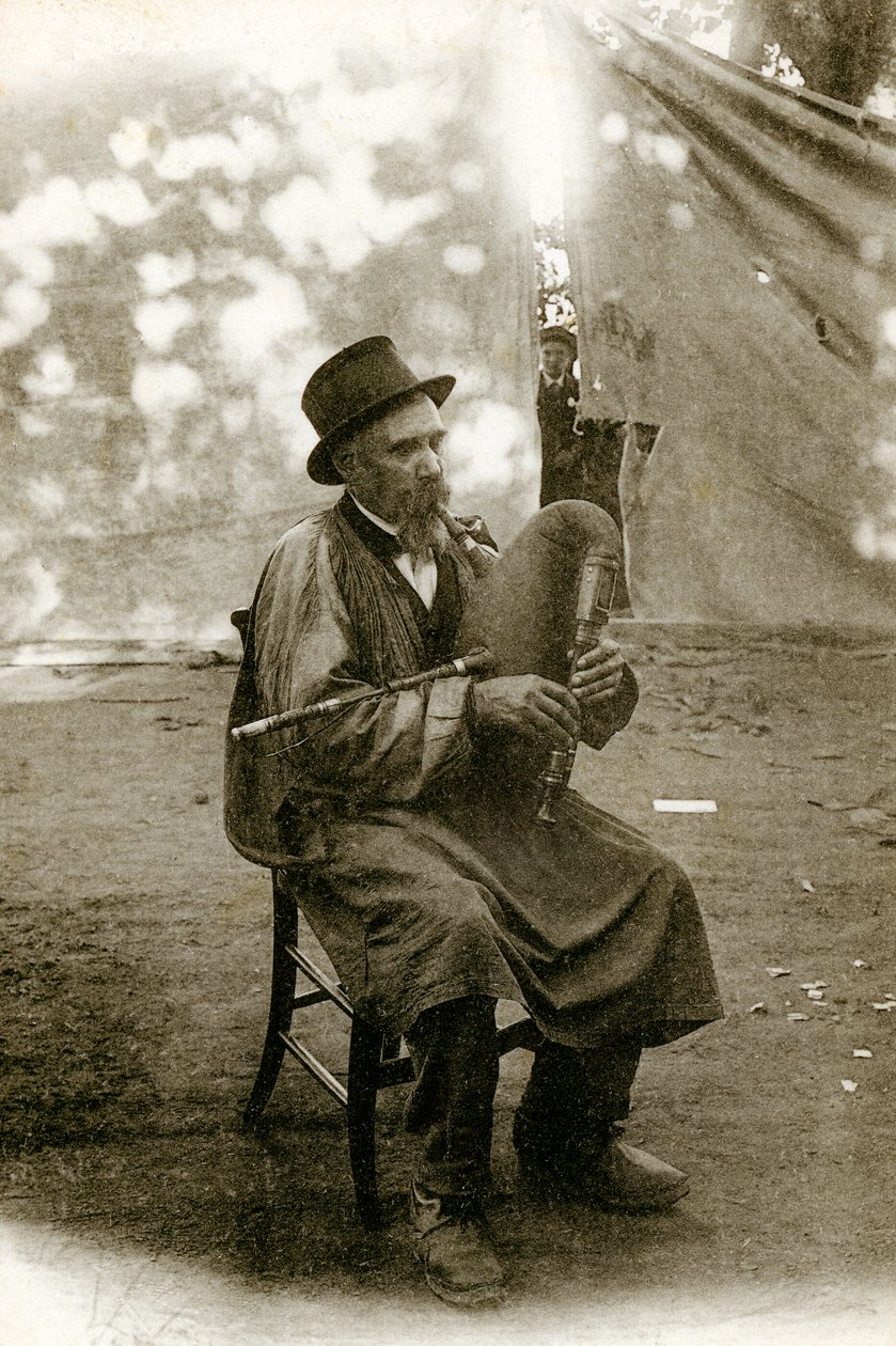 Folklór z Auvergne: hudebník hrající Chabrette, počátek dvacátého století (černobílá fotografie) od Alec Hunter