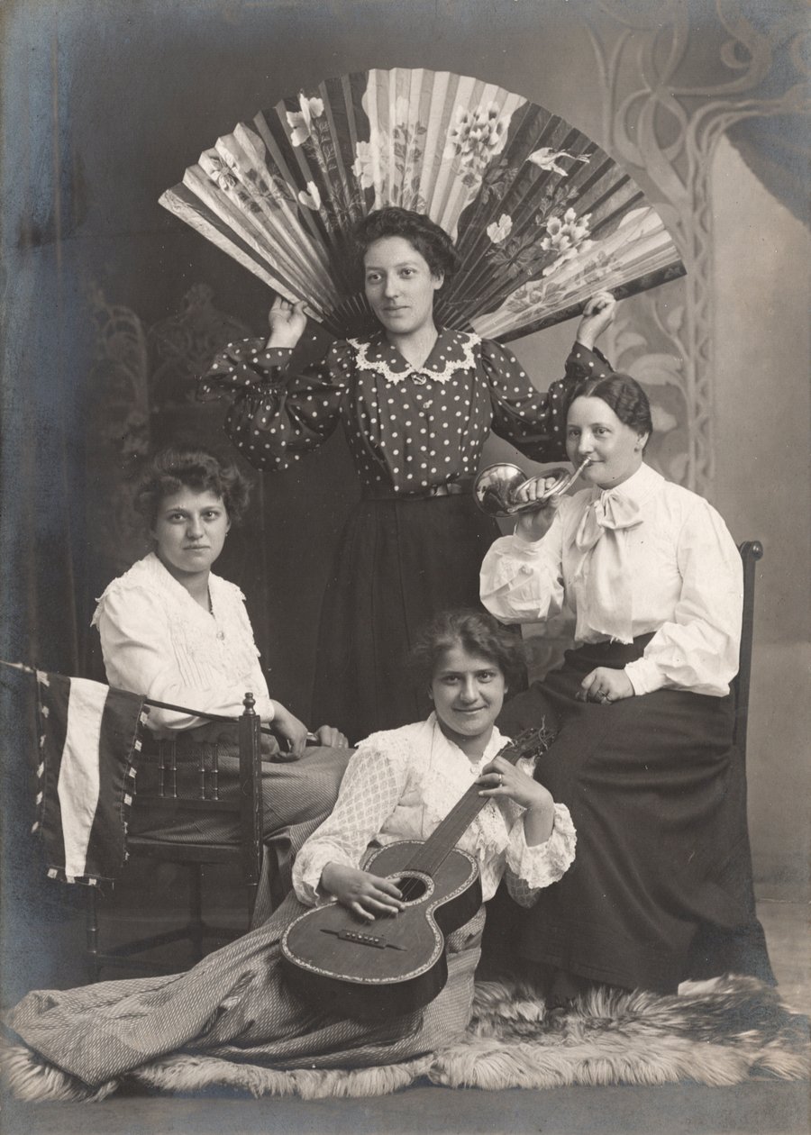 Čtyři dámy s lesním rohem, kytarou a ventilátorem, Francie, kolem roku 1920 (černobílá fotografie) od Unbekannter Künstler
