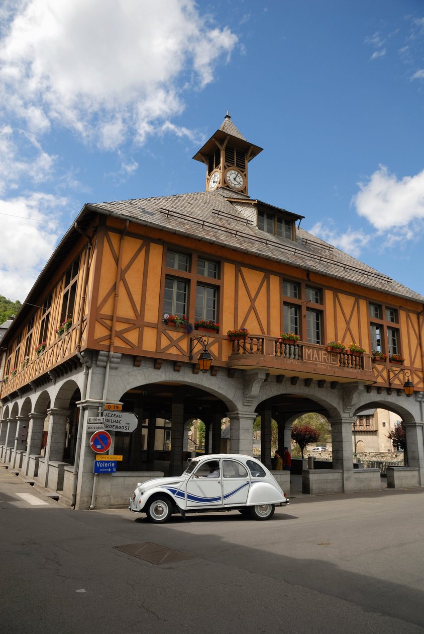 Francie, Arreau, Citroen 2CV na silnici vedle středověkého krytého trhu (foto) od Unbekannter Künstler