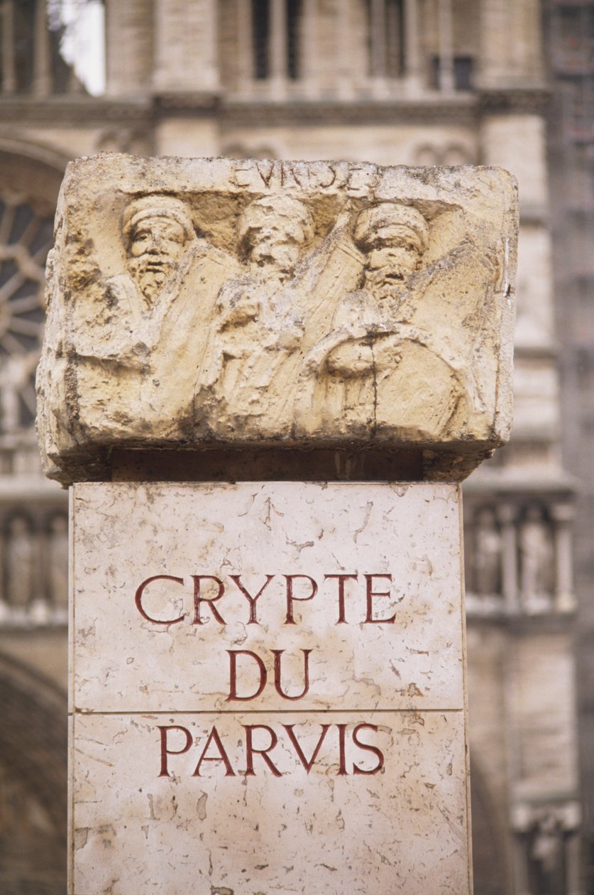Francie, Paříž, Crypte du Parvis nápis v archeologické kryptě, na Ile de la Cite, kámen s nápisem a řezbami. od Unbekannt