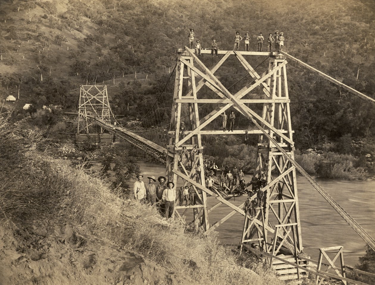 Fresno, Kalifornie: 1890 Tato fotografie C.C. Curtis ukazuje most Smith and Moore přes řeku Kings River, který je součástí náhonu postaveného Hiramem T. Smithem a Austinem D. Moorem k přepravě dřeva ze Sierry pro jejich společnost Kings River Lumber od Unbekannt