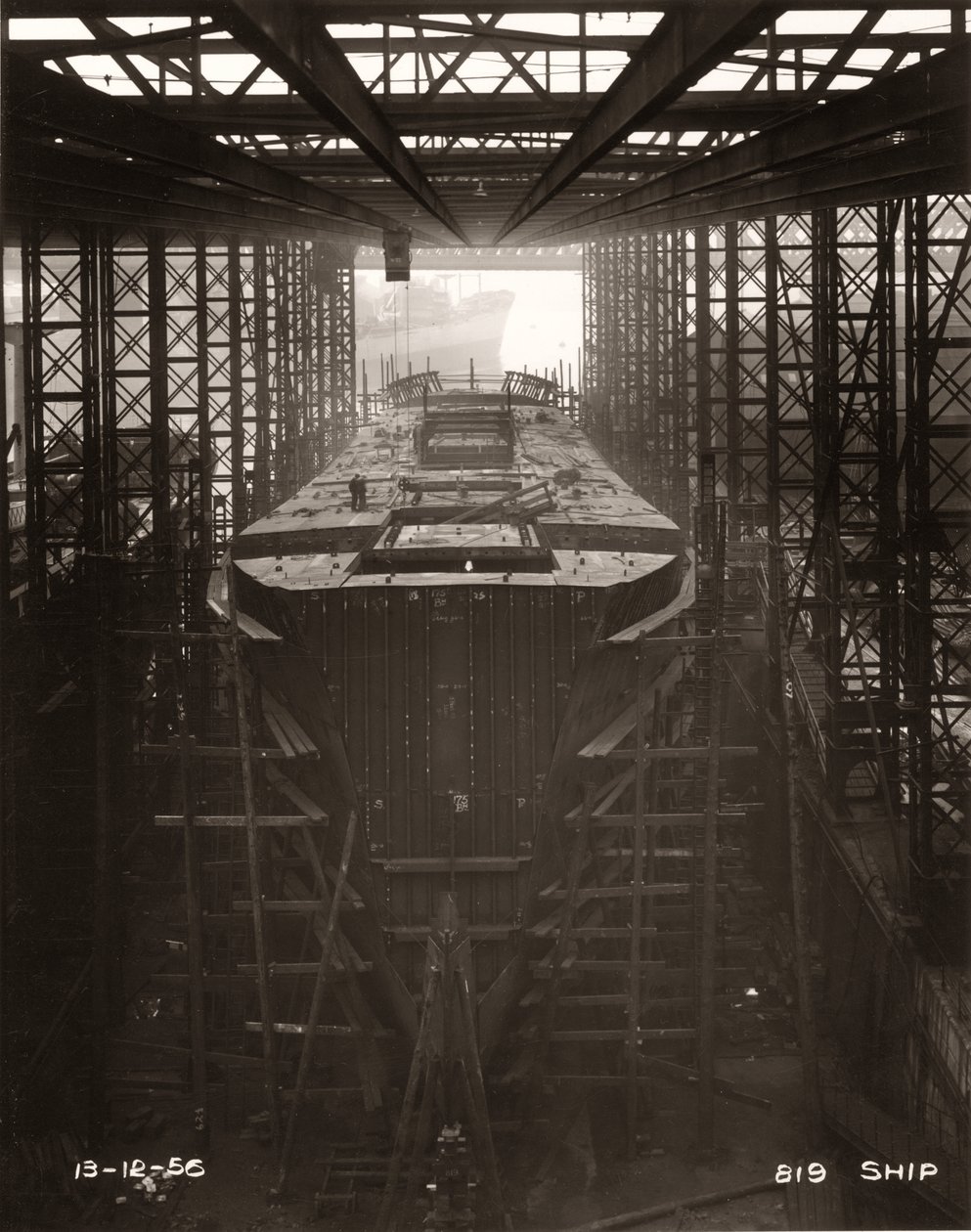 Portálový jeřáb v provozu nad nákladní lodí „Northbank“ v loděnici William Doxford & Sons, Sunderland od Unbekannter Künstler