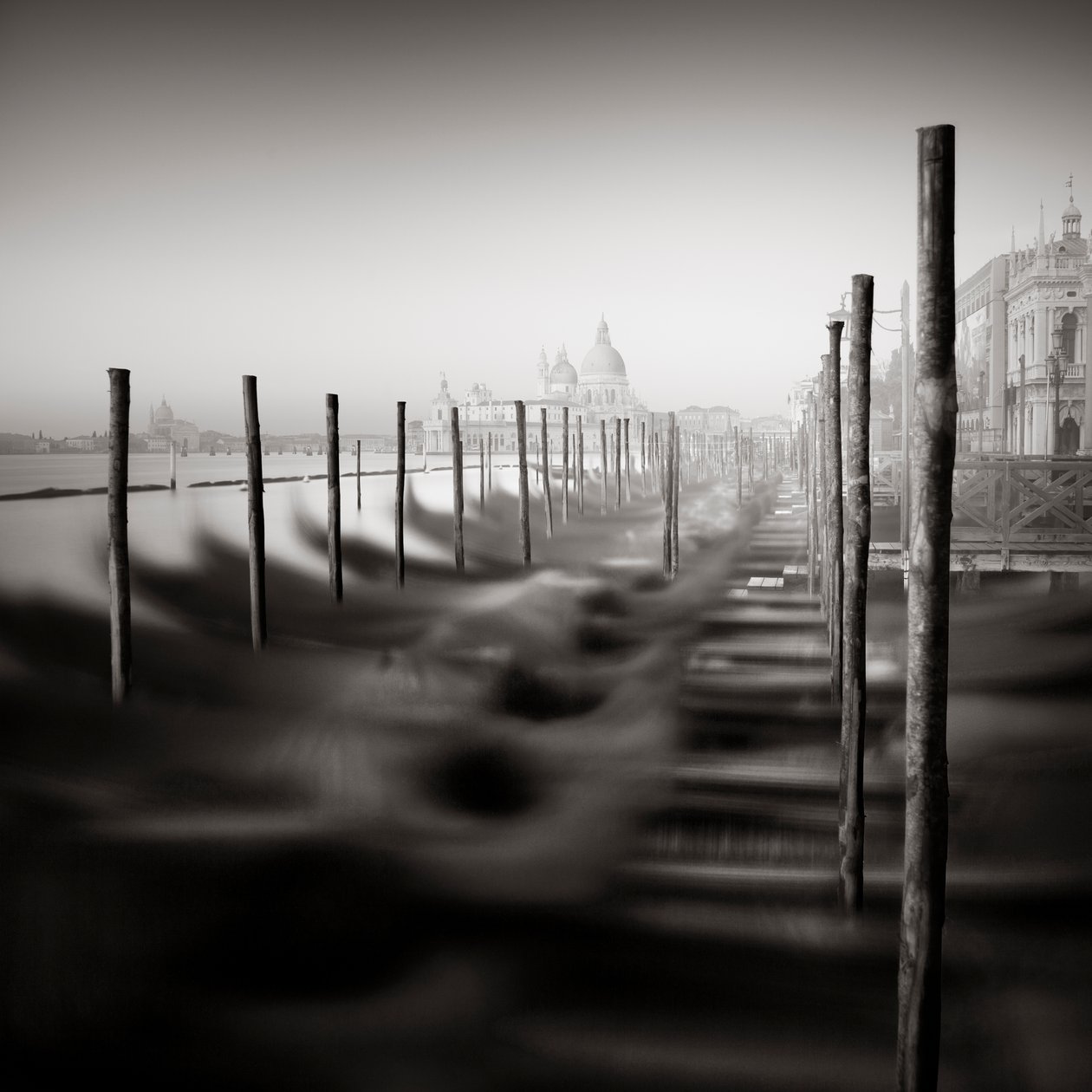 Gondola - Study 8 Venice, Italy, 2013 (b/w photo)   1340563   cs       czech Successfully Translated  Original: LEcluse du Canal St. Martin Translat: L