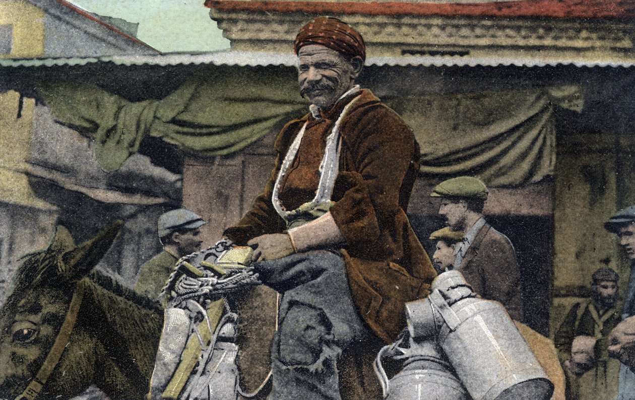 Řecko, Saloniki (nebo Thessaloniki): usměvavý muž jezdí na oslu, s plechovkami, na náměstí pochodu - Pohlednice 1914-1918 od Unbekannt