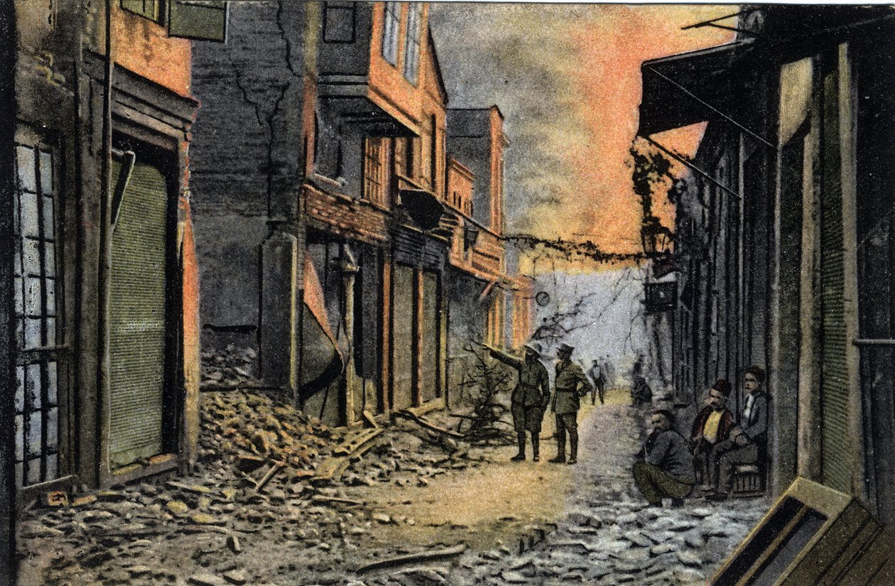Řecko, Saloniki (nebo Thessaloniki): pohled na Tunskou ulici částečně zničenou, pravděpodobně po požáru v roce 1917 - Pohlednice 1914-1918 od William M. Timlin