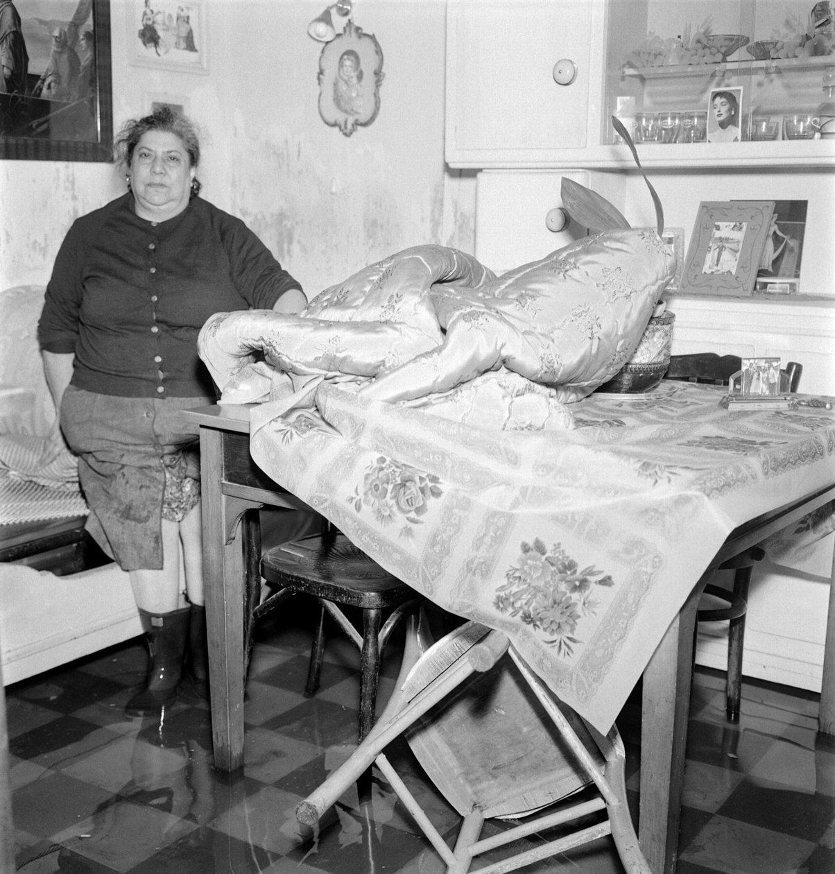 PŘÍLIV V BENÁTKÁCH (acqua alta nebo záplavy): obyvatel v jejím domě. 1962 Benátky od Unbekannt