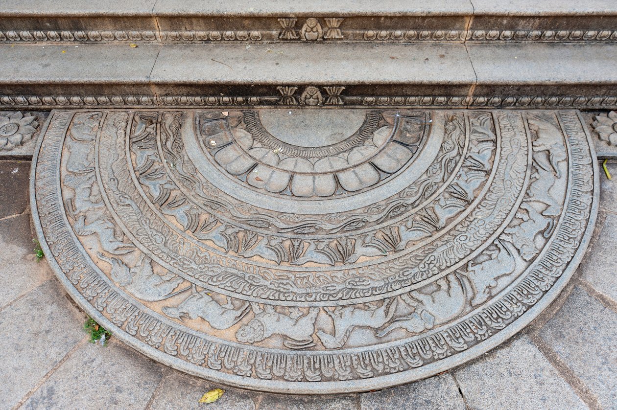 Historický kamenný reliéf; ozdobný kámen zdobený zvířaty u paty schodiště; měsíční kámen v Jaya Sri Maha Bodhi; Anuradhapura; Srí Lanka; Asie od Unbekannt