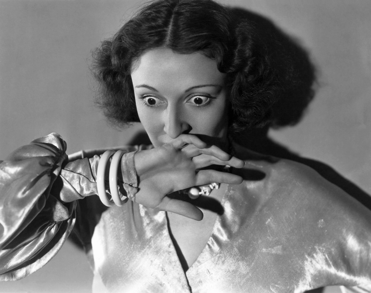 Hollywood, Kalifornie: cca 1932 Detail mladé ženy, která si vyděšeně zakrývá ústa. (černobílá fotografie) od Unbekannt