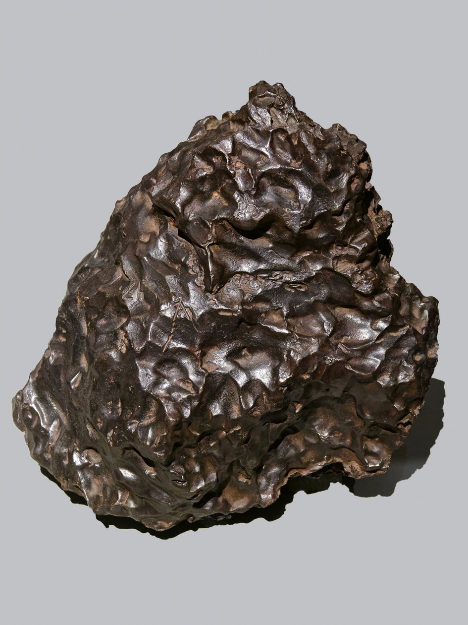 Železný meteorit (IIB). padl v Sikhote-Alin (Rusko) v roce 1947. Ecole des Mines, Paříž. od Unbekannt