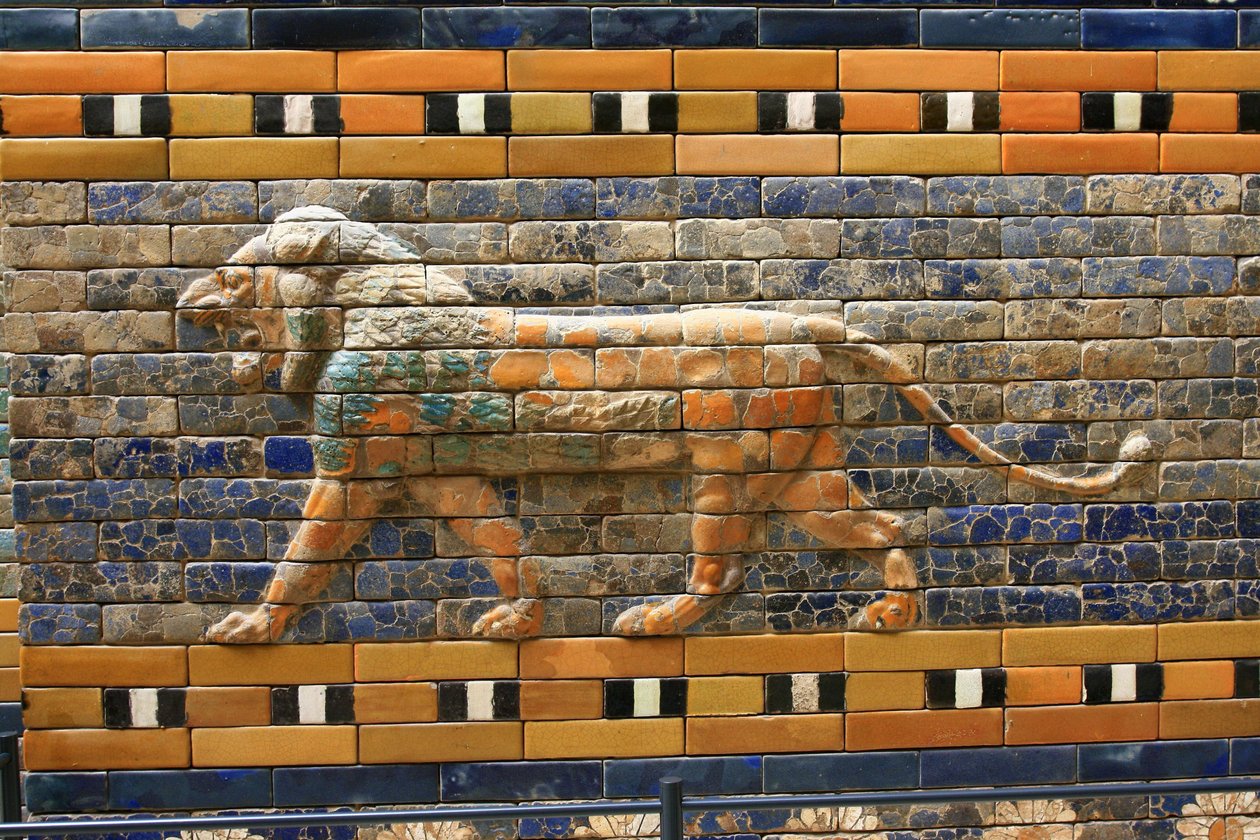Ištařina brána původně patřící k Belovu chrámu, postavená v Babylonu (Irák) králem Nabukadnezarem II. - Ištařina brána, detail, Pergamonské muzeum, Muzejní ostrov, Berlín, Německo, Evropa od Unbekannter Künstler