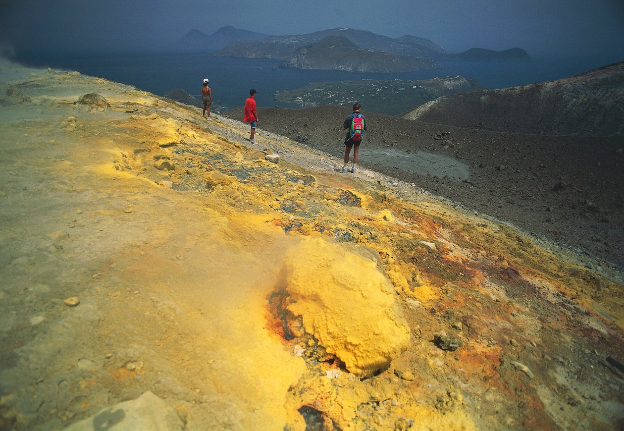 Itálie, Sicílie, Liparské ostrovy, Messina, ostrov Vulcano, sirné fumaroly a ostrov Lipari v pozadí od Benjamin Baud