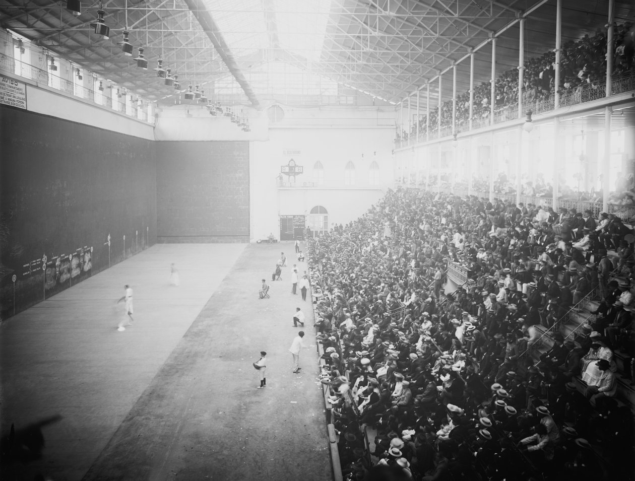 Jai alai je - sport zahrnující - míč odražený - zazděný prostor jeho zrychlením na vysoké rychlosti pomocí - ručního zařízení (cesta) (č/b foto) od Unbekannt