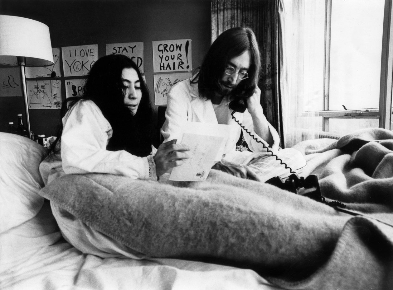 John Lennon a Yoko Ono v hotelu Hilton v Amsterdamu, 25. března 1969 (černobílá fotografie) od Unbekannt