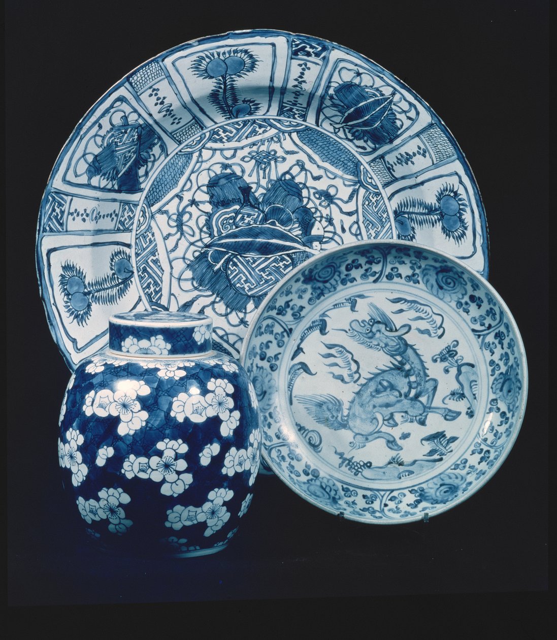 Porcelánová mísa Kraak, období Wan Li (1573-1619); provinční pokrm, počátek 16. století; modrobílá porcelánová dóza na zázvor, období K