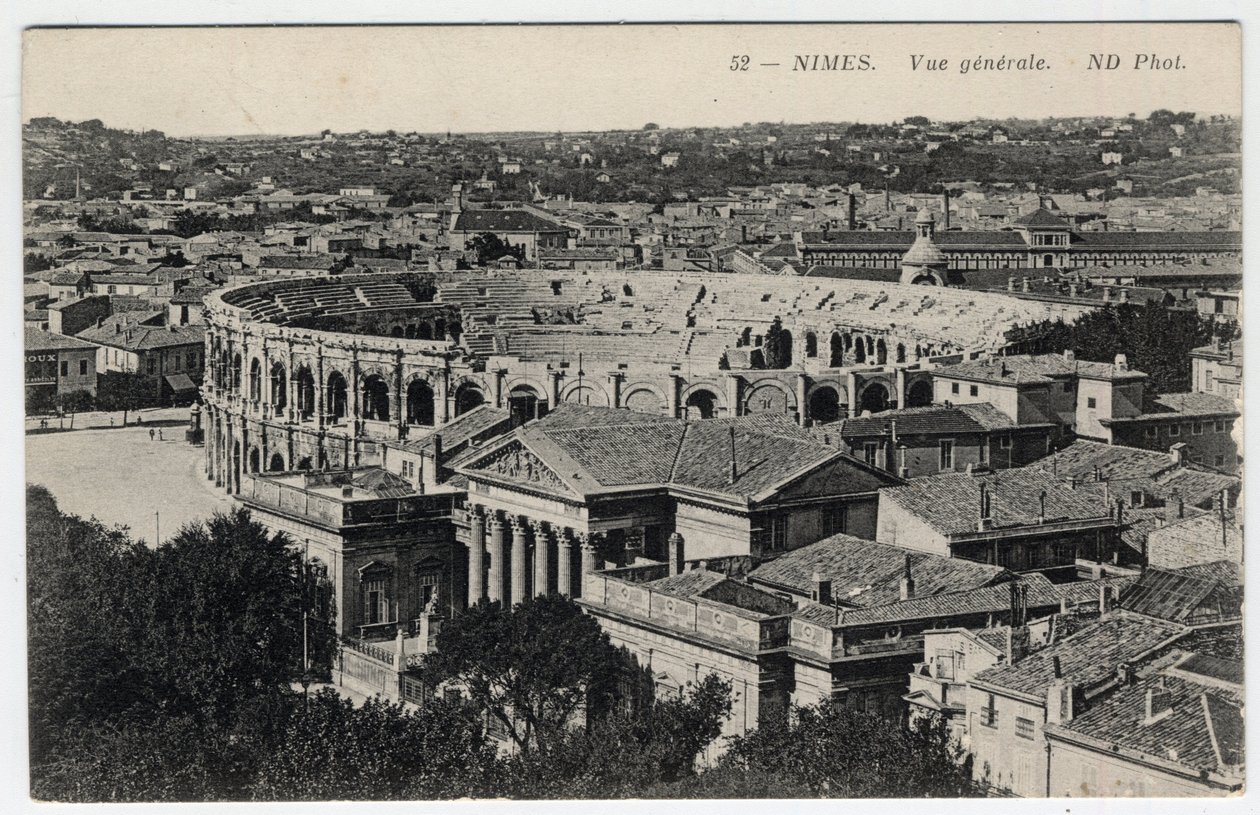 Languedoc Roussillon, Gard (30), Nimes: celkový pohled na město s arénami a Maison Carree - pohlednice konec 19.-20. od William M. Timlin