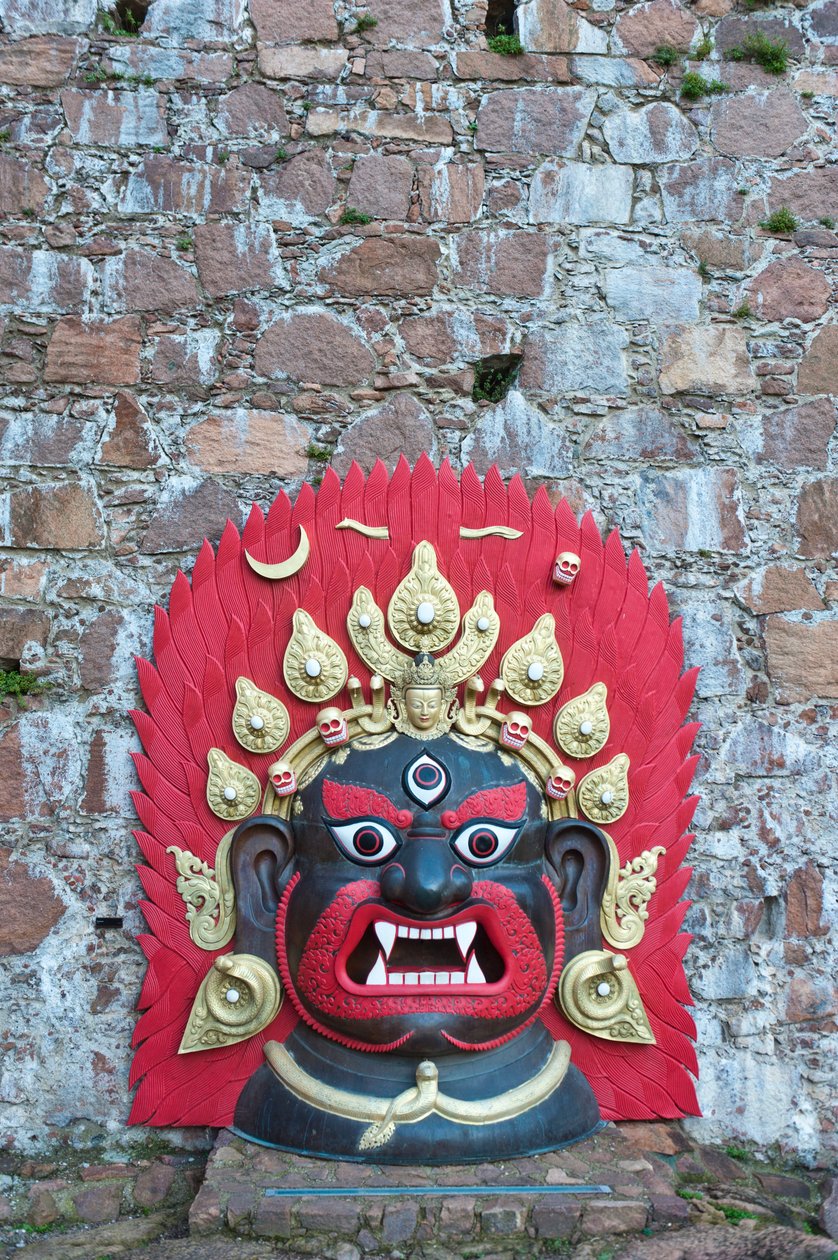Velká pestře malovaná tibetská maska z bronzu; Démon; Messner Mountain Museum Firmian od Reinholda Messnera; Zámek Schloss Sigmundskron; u Bolzana; Alto Adige; Trentino-Alto Adige; Itálie; Evropa od Unbekannt