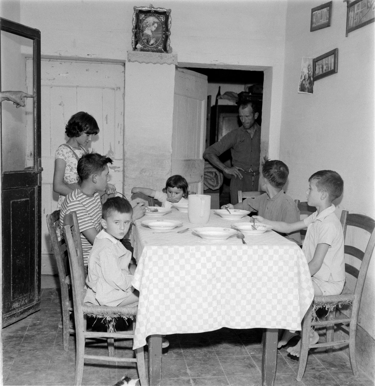 Velká rodina se sešla u stolu v jídelně venkovského domu. 60. léta 20. století od Unbekannt