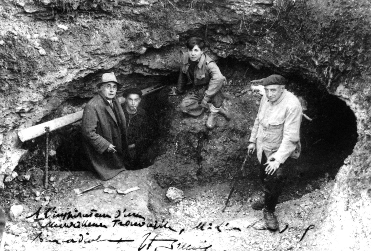 Leon Laval, Marcel Ravidat, Jacques Marsal a opat Breuil u vchodu do jeskyně Lascaux, Montignac, Francie od Unbekannt