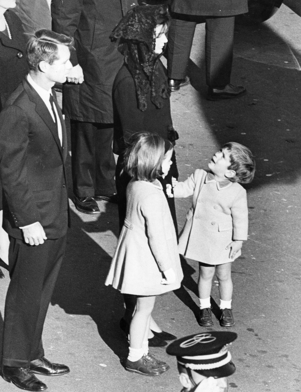 Malý John Kennedy vzhlédne ke své matce, jako by chtěl říci: 