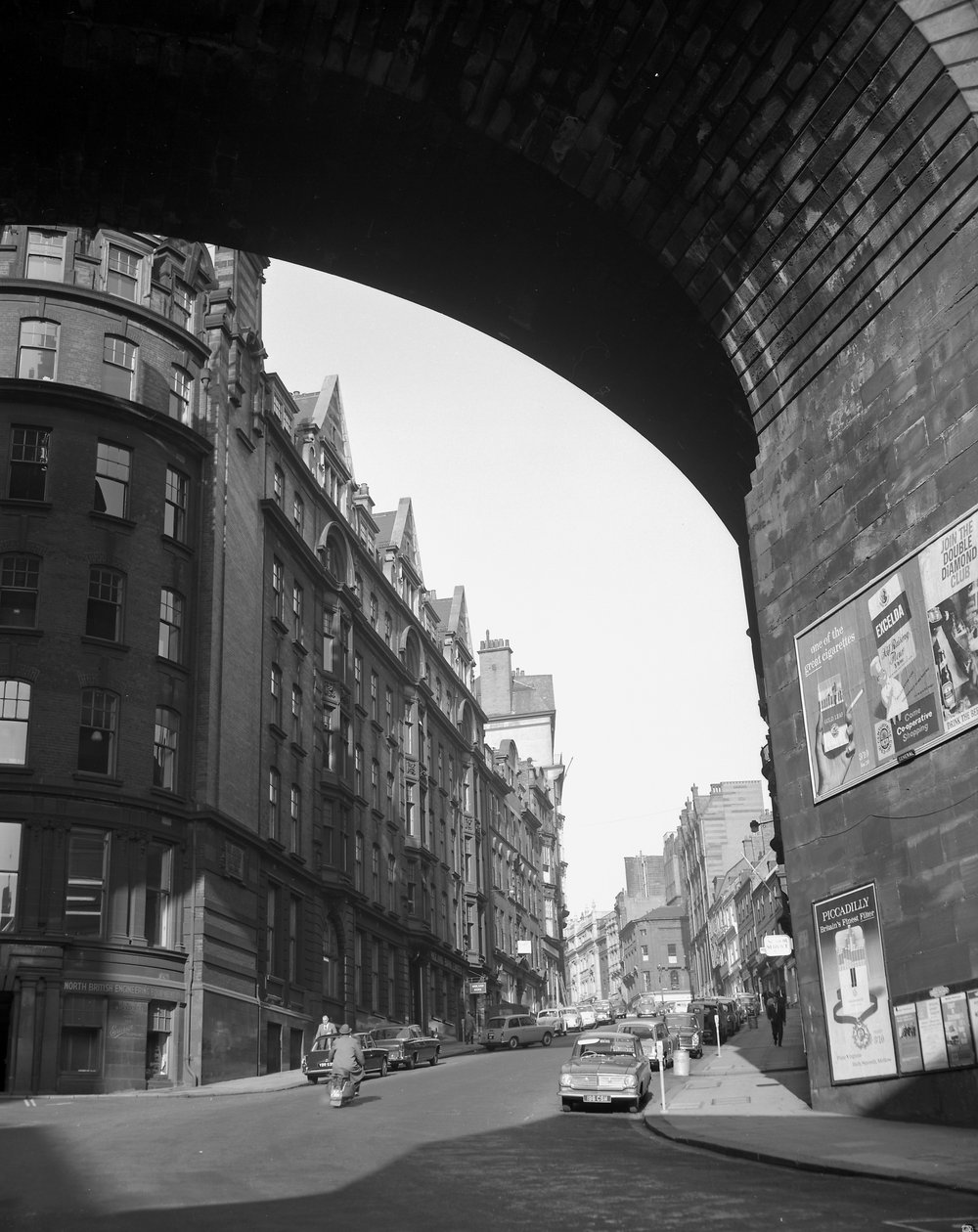 Pohled na Dean Street z The Side, Newcastle upon Tyne, Spojené království, listopad 1963 (černobílá fotografie) od Unbekannt